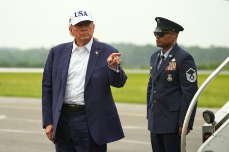 　大統領専用機で米東部ニュージャージー州の空港に到着したトランプ氏＝６日（ＡＰ＝共同）