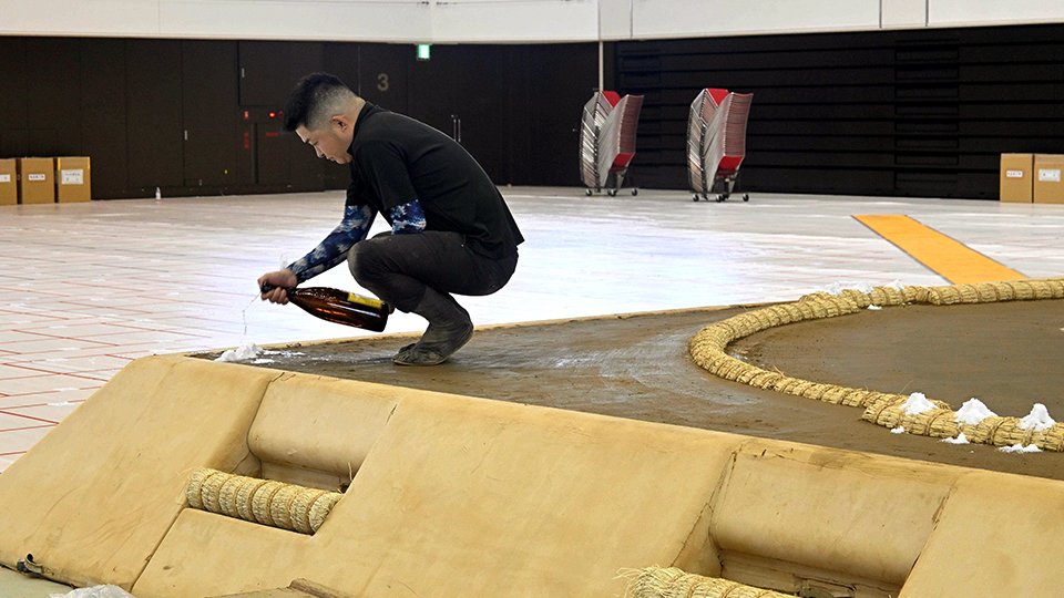 土俵を酒で清めて巡業の安全を祈願する関係者＝岐阜市長良福光、岐阜メモリアルセンター