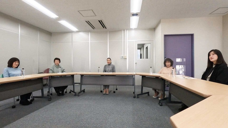 結婚事情についての座談会に出席した皆さん＝岐阜新聞社本社