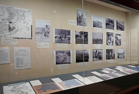 　沖縄県公文書館で開かれている企画展＝３月、沖縄県南風原町