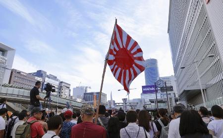 　参院選の街頭演説会場で掲げられた旭日旗＝２０２５年７月１９日、横浜市