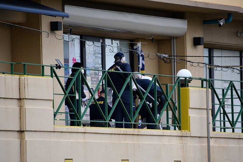 強盗事件が発生したカードショップで、現場を調べる捜査員＝１４日午前８時４０分ごろ、岐阜県笠松町