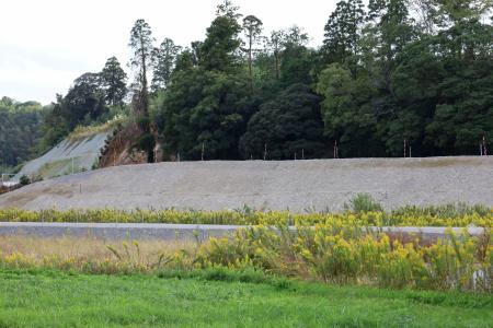 　工事が進む成田空港のＣ滑走路予定地＝１９日午後、千葉県芝山町