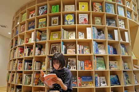 　北海道大札幌キャンパスの図書館「こども本の森」の本棚＝１日午前、札幌市