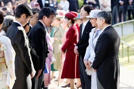 　秋の園遊会で人間国宝の山岸一男さんと言葉を交わされる天皇、皇后両陛下＝２８日午後、東京・元赤坂の赤坂御苑（代表撮影）