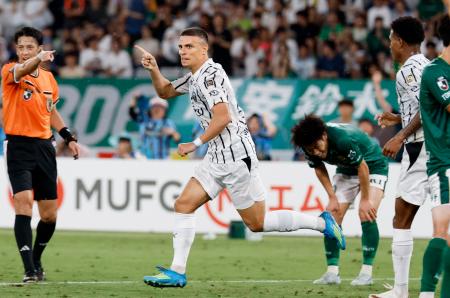 　東京Ｖ―川崎　試合終了間際、同点ゴールを決め駆け出す川崎・ロマニッチ＝味スタ