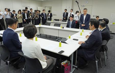 　自民、公明、日本維新の会の３党が開いた、高校授業料の無償化に関する実務者協議＝４日午前、国会