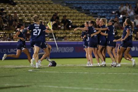 　ラクロス女子の世界選手権、カナダとの決勝を制し、５連覇を決めた米国の選手たち＝２日、東京・秩父宮ラグビー場（ゲッティ＝共同）
