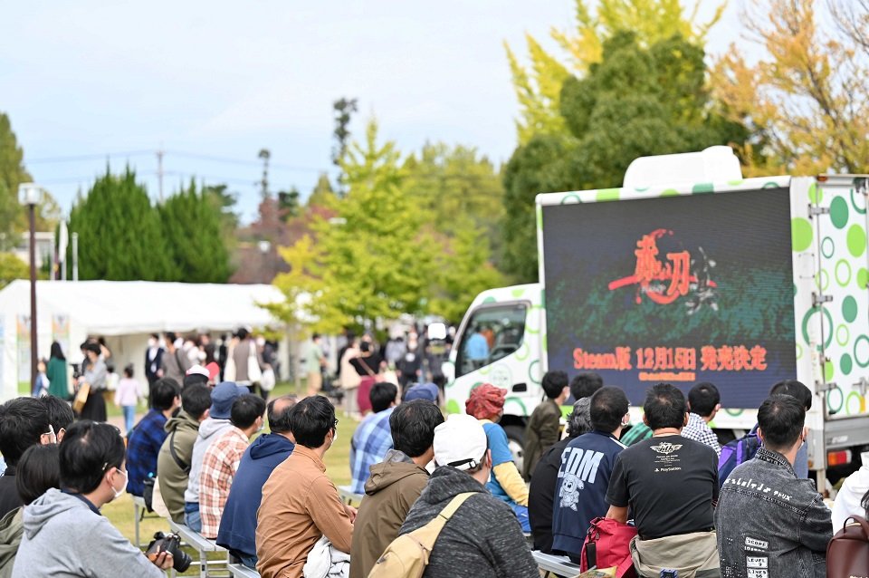 新作ゲームの紹介などもあったステージ発表＝２２日午後、各務原市那加門前町、市民公園