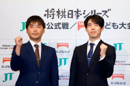 　記者会見でポーズをとる藤井聡太ＪＴ杯覇者（右）と八代弥八段＝１１日午後、熊本市