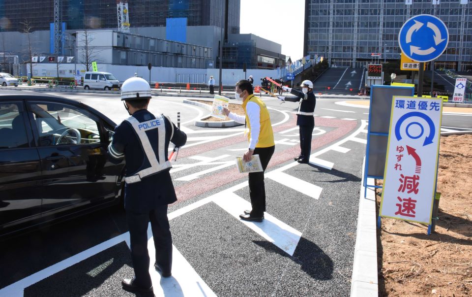 環状交差点「ラウンドアバウト」の通行方法などをＰＲした啓発活動＝岐阜市薮田南