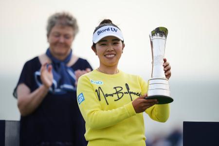 　全英女子オープンで初優勝し、トロフィーを掲げる山下美夢有＝３日、ポースコール（ＡＰ＝共同）