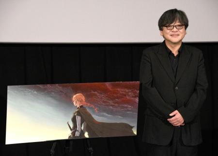 　細田守監督と「果てしなきスカーレット」のビジュアル＝２０２４年１２月、東京都千代田区