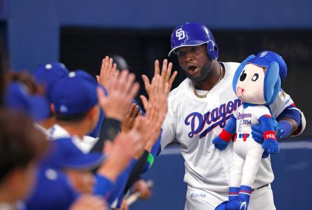 　２回、先制本塁打を放ちナインに迎えられる中日・サノー＝バンテリンドーム