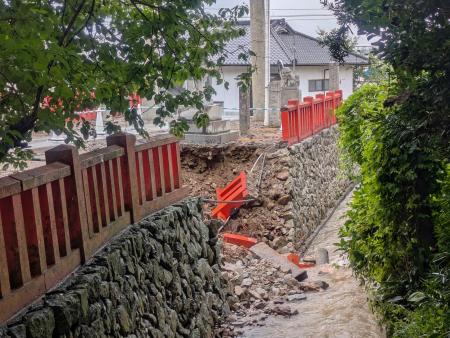 　大雨で土がえぐれ欄干が崩れた宗像大社中津宮の境内＝１２日、福岡県宗像市（宗像市教育委員会提供）