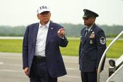 　大統領専用機で米東部ニュージャージー州の空港に到着したトランプ氏＝６日（ＡＰ＝共同）