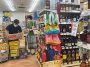 箱買いする来店客＝２９日午後４時５２分、各務原市入会町、酒ゃビック各務原那加店