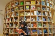 　北海道大札幌キャンパスの図書館「こども本の森」の本棚＝１日午前、札幌市
