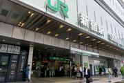 　始発から山手線の運転を見合わせたＪＲ新宿駅前の様子＝２３日午前７時１５分