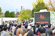 新作ゲームの紹介などもあったステージ発表＝２２日午後、各務原市那加門前町、市民公園