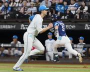 　４回、西武・外崎（右）に先制打を打たれた日本ハム・達＝エスコンフィールド
