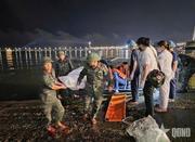 　観光船が転覆したベトナムのハロン湾で、担架で運ばれる犠牲者＝１９日（ＱＤＮＤ提供・ＡＰ＝共同）