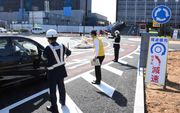 環状交差点「ラウンドアバウト」の通行方法などをＰＲした啓発活動＝岐阜市薮田南