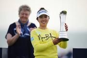 　全英女子オープンで初優勝し、トロフィーを掲げる山下美夢有＝３日、ポースコール（ＡＰ＝共同）