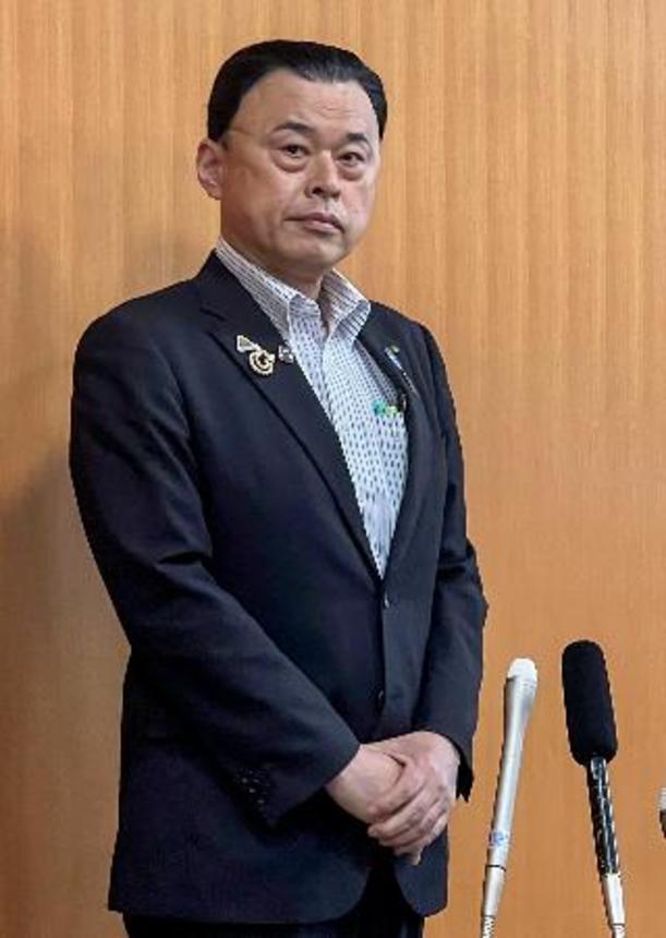 　公務に復帰し、記者団の取材に応じる島根県の丸山達也知事＝２日、島根県庁