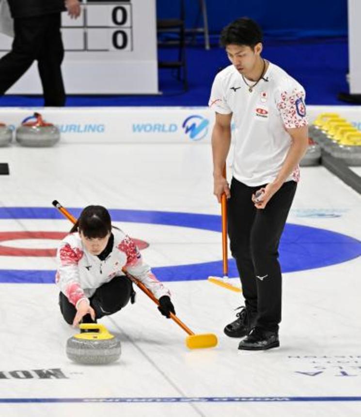 　１次リーグのエストニア戦でプレーする松村千秋（左）、谷田康真組＝フレデリクトン（共同）