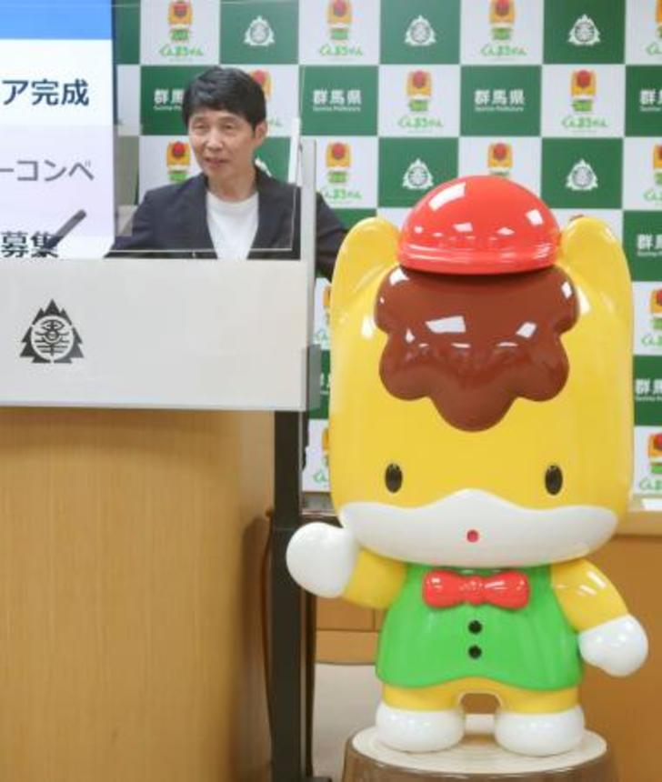 　記者会見する山本一太群馬県知事と「ぐんまちゃん」のフィギュア＝１７日午後、群馬県庁