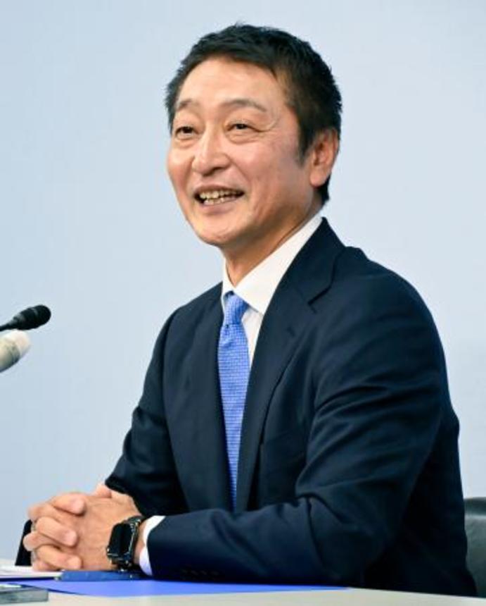 　徳島県知事選への立候補を表明した新居泰人氏＝２９日午後、徳島市