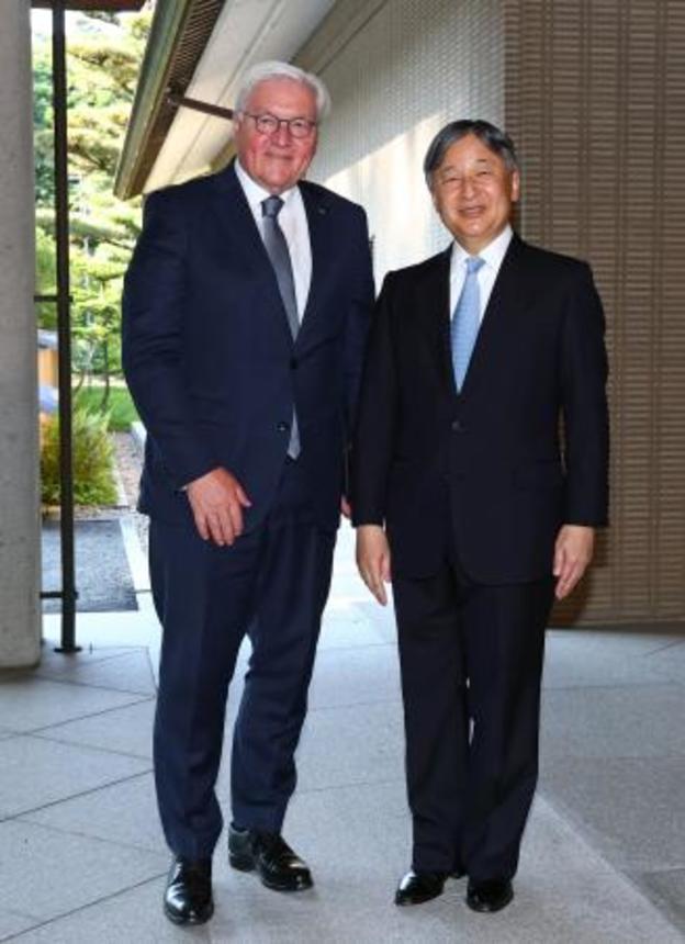　ドイツのシュタインマイヤー大統領を出迎えられる天皇陛下＝１８日午後、皇居・御所（代表撮影）