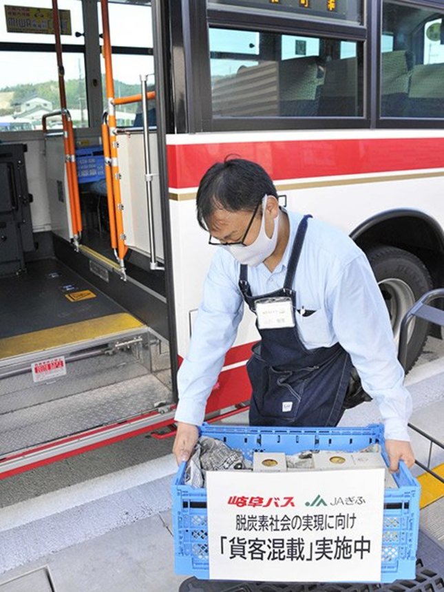 加工品をバスに積み込む山県ばすけっとの職員＝山県市東深瀬、山県バスターミナル