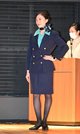 8代目の制服でポーズを取るＣＡ