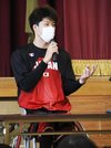 子どもたちからの質問に応える秋田啓選手＝垂井町府中、府中小学校