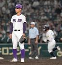 　鳴門―天理　４回裏、鳴門・橋本（奥）に同点２ランを浴びた天理・松村＝甲子園