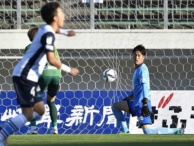 岐阜×ＹＳ横浜＝後半２５分、同点ゴールを許し、厳しい表情を見せる岐阜のＧＫ桐畑＝長良川競技場