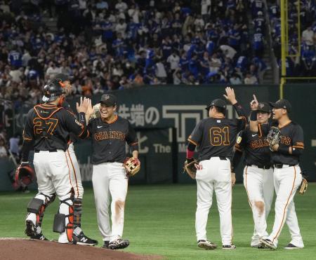 　中日に連勝し、タッチを交わし喜ぶ中山（左から３人目）ら巨人ナイン＝東京ドーム