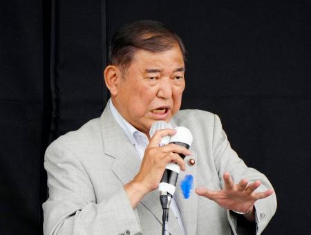 　街頭演説する自民党総裁の石破首相＝１１日午後、岩手県奥州市