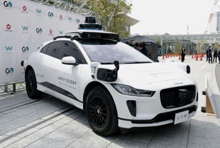 　ウェイモの自動運転車両＝２０２５年４月、東京都港区