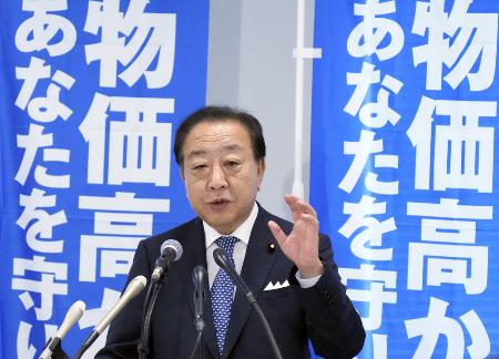 　６日、記者会見する立憲民主党の野田代表＝国会