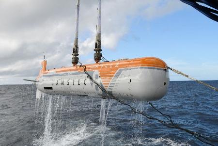 　深海巡航探査機「うらしま８０００」＝２１日、伊豆・小笠原海溝付近の海上（海洋研究開発機構提供）