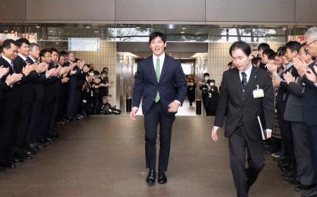 　福井県庁に初登庁する石田嵩人知事（中央）＝２９日午前