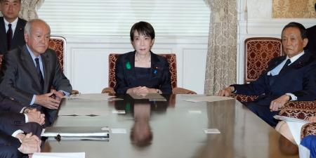 　自民党の役員会に臨む高市首相（中央）ら＝２０日午後、国会