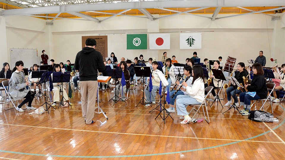 集大成の合奏で息の合った演奏を披露するメンバー＝関市塔ノ洞、中池自然の家