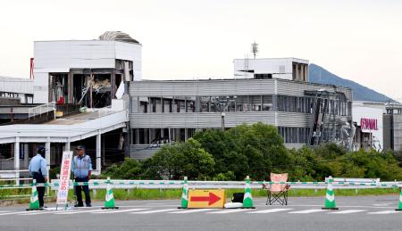 　地震後の爆発で犠牲者が出た「イオンモール熊本」＝１０日、熊本県嘉島町