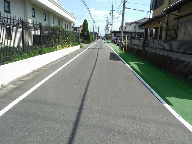 通学路の路肩を緑色にカラー化したイメージ写真