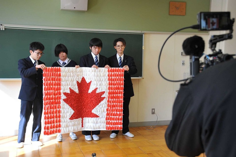 カナダへのメッセージを録画した生徒たち＝岐阜市小西郷、岐阜特別支援学校