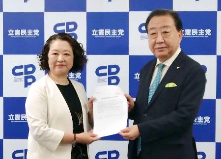 　立憲民主党の野田代表（右）に選択的夫婦別姓制度の早期実現を要請する連合の芳野友子会長＝２１日午前、東京・永田町の党本部